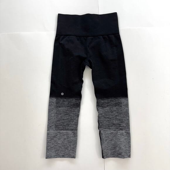 Lululemon Seamlessly Street Crop Leggings in Heathered Black Seamless XS - Picture 4 of 6